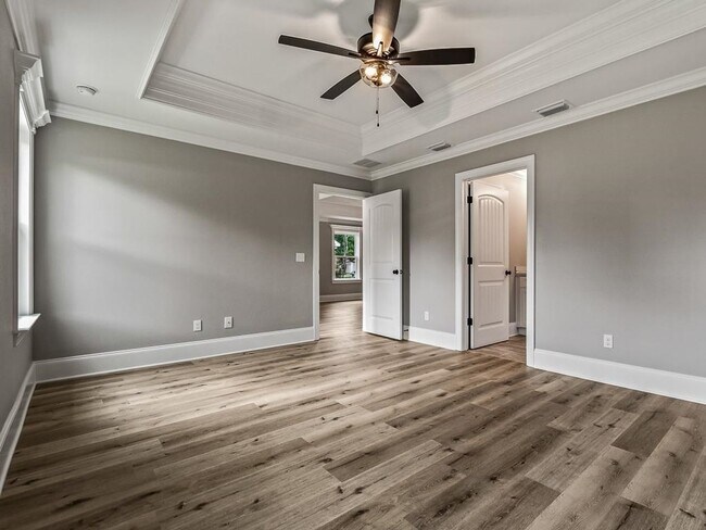 Building Photo - 4-Bedroom Available in April!