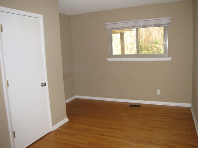 Building Photo - 2813 Dogwood Rd