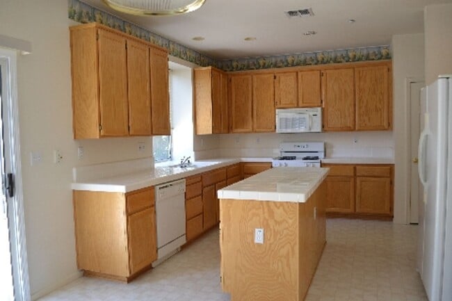Building Photo - Beautiful 4-Bedroom, 3-Bath Home in Sycamo...
