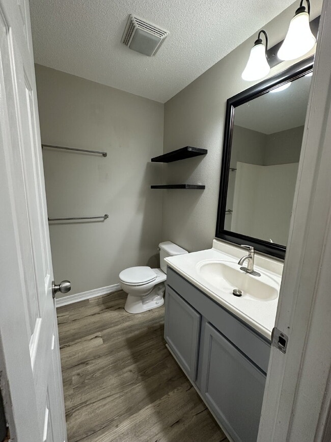 Building Photo - Renovated 2BR Coastal Apartment in Gulf Breeze – New Granite Counters, LVP Flooring & More!