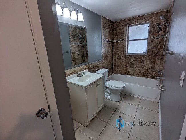 Building Photo - Large 1270 Sq. Ft. 3/2/1 tile floors, walk-in-closet, indoor laundry, fenced yard and spacious ki...