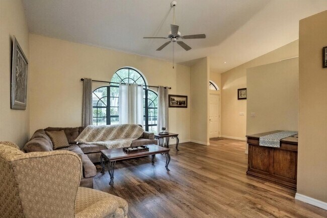 Building Photo - 522 SW Timber Trail