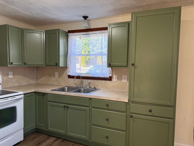 Building Photo - Must see 2 - bedroom, 1 -bath all brick home