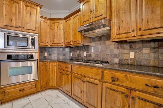 Building Photo - Executive Bentonville Home convenient to WM Home Office and more!