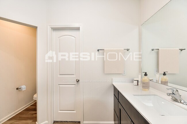 Building Photo - 632 Aqueduct Drive