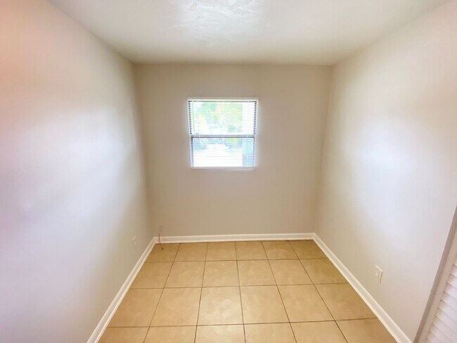 Building Photo - 601 Encino Way