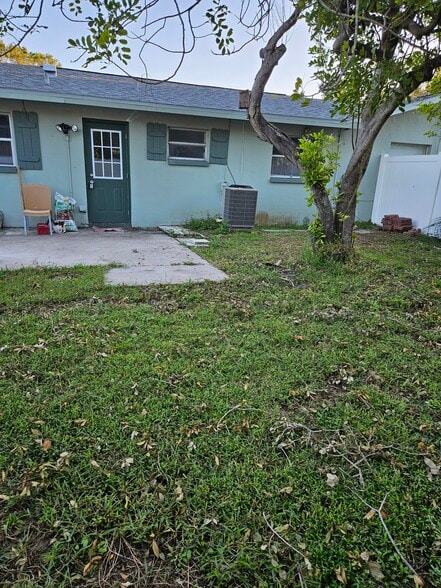 Back yard - 802 Lake Palms Dr