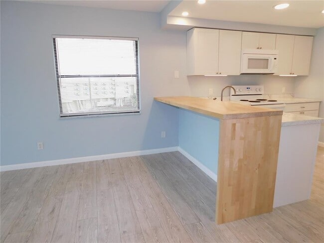 Building Photo - 331 Woodlake Wynde