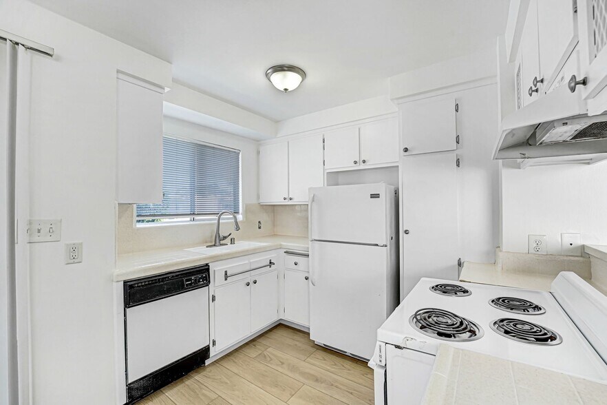 Building Photo - 1723 S Barrington Ave