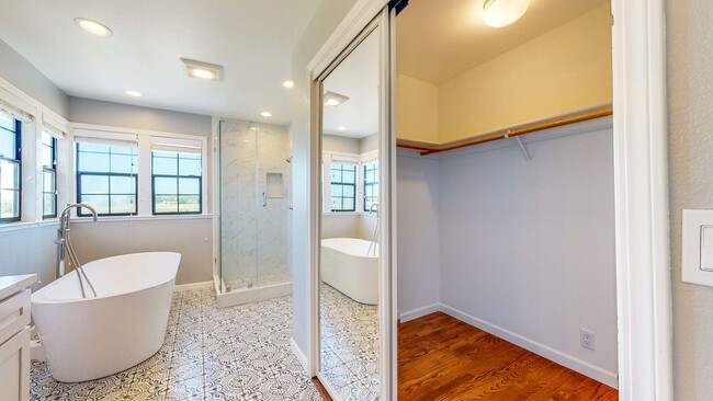 Building Photo - Beautiful 4 bedroom 3.5 bath Home with 2 c...