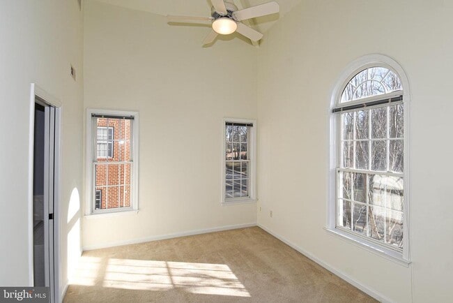 Building Photo - 2400 N Greenbrier Ct