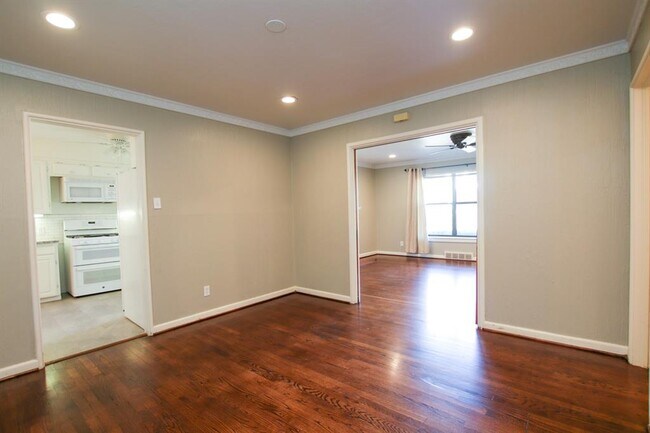 Building Photo - 6824 Southridge Dr