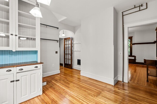 Building Photo - 4 Bed 3.5 bath - Kensington Victorian - Mo...