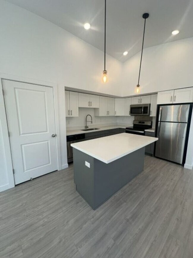 Building Photo - 572 E 3860 S