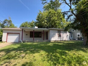 Building Photo - PRICED REDUCED 3 Bedroom House AVAILABLE A...