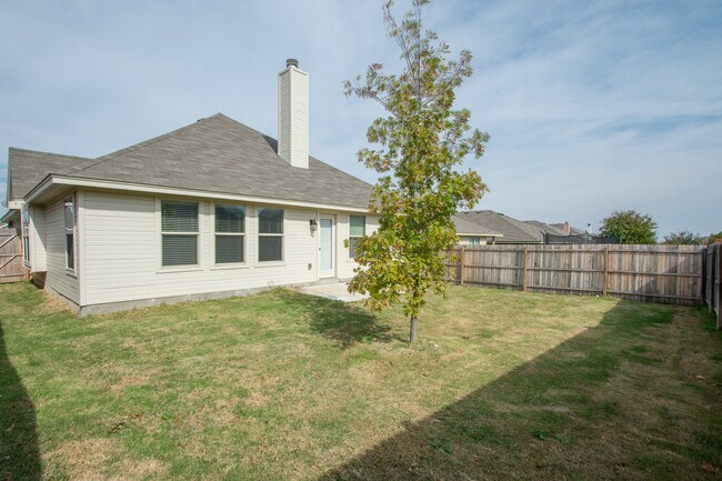 Building Photo - Beautifully crafted 4-2-2 home in Fort Worth.