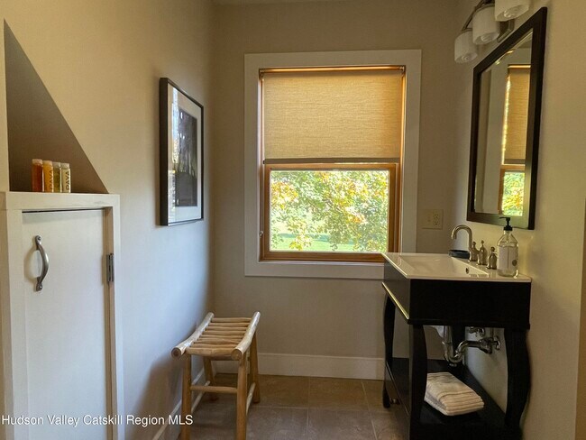 Building Photo - 37 Garage Place Rd