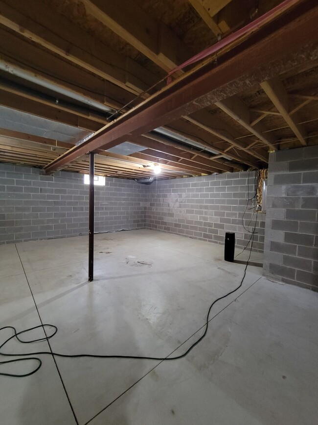 Building Photo - 6585 Grosse Dr