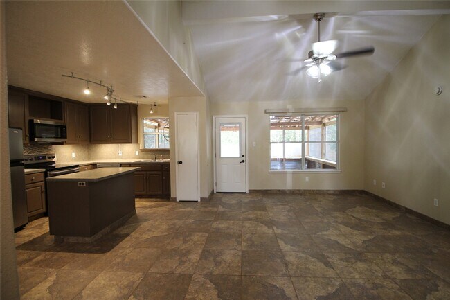 Building Photo - 16405 Sun View Ln