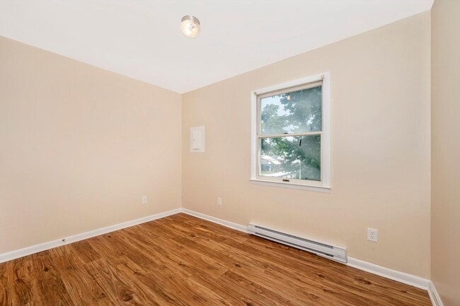 Building Photo - Apartment w/Parking