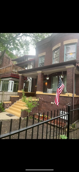 Building Photo - 1222 W Albion Ave