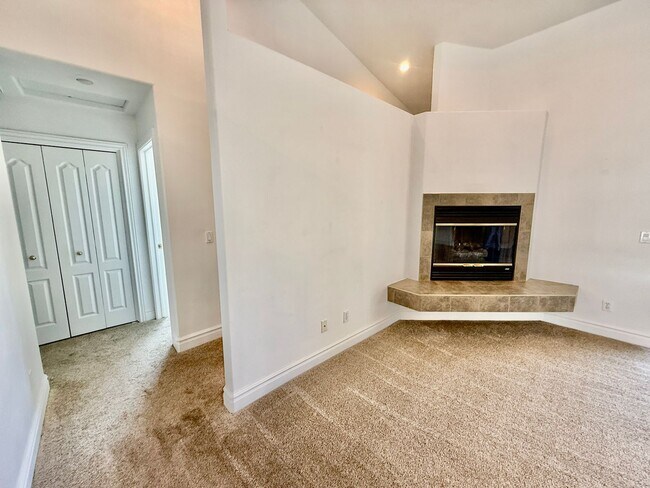 Building Photo - 4-BR Home in Shadow Mountain @ Green Valley