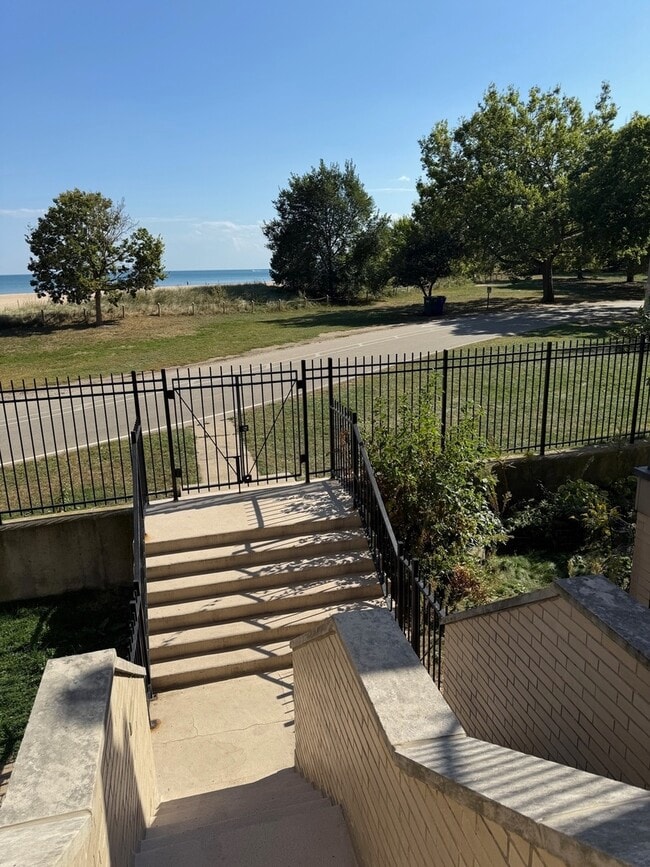 Building Photo - 5747 N Sheridan Rd