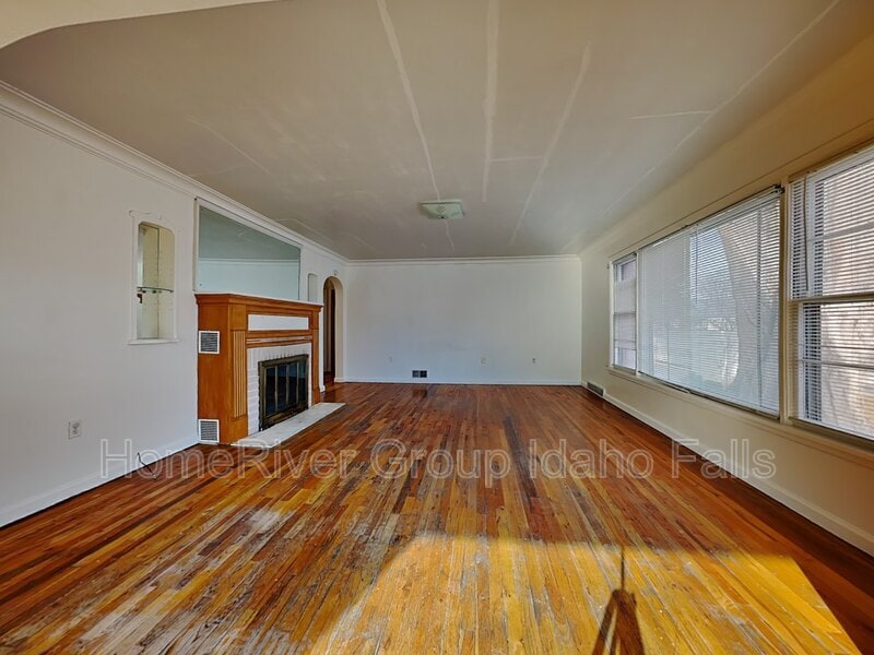 Building Photo - 420 8th St