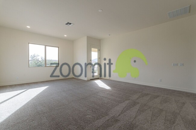 Building Photo - Beautiful Views!