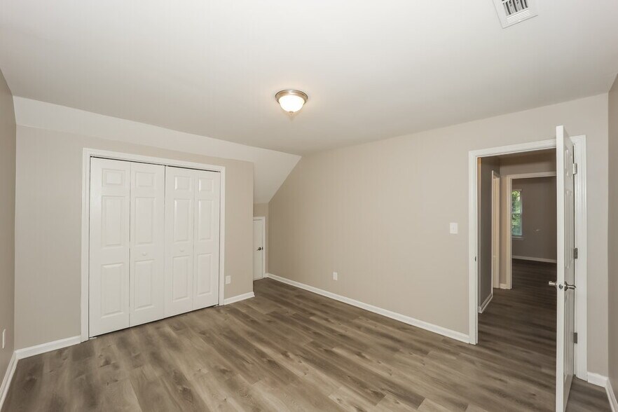 Building Photo - 542 N Fairfield Dr