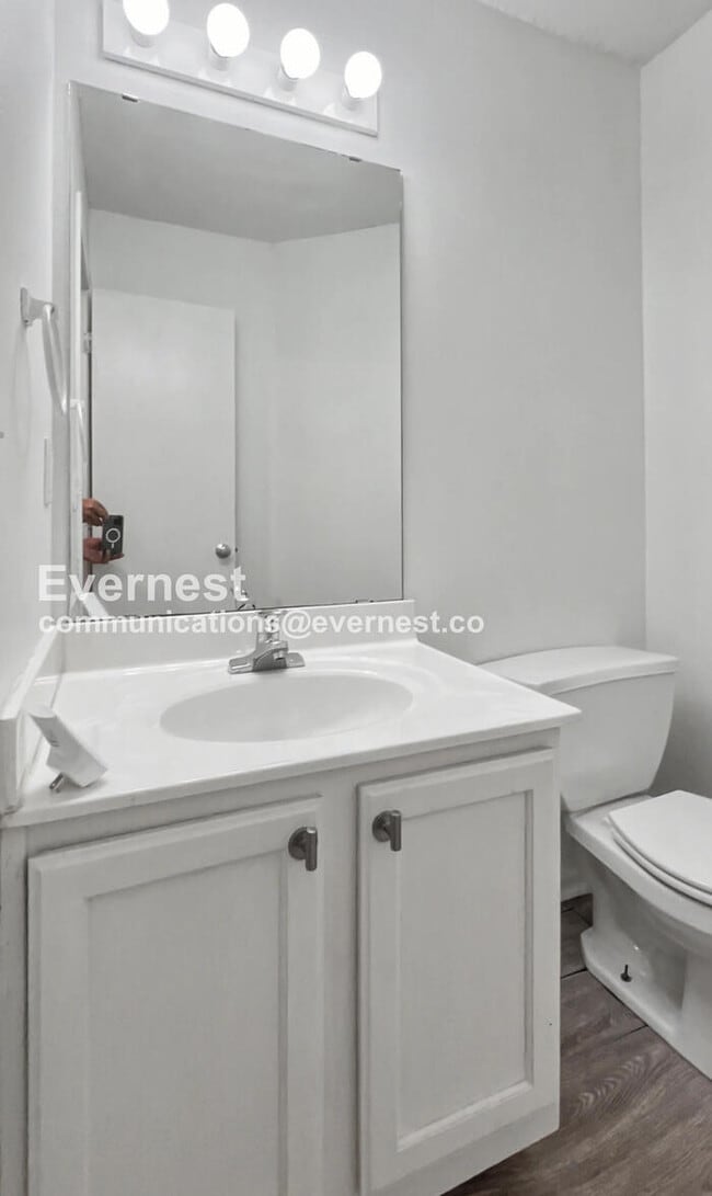 Building Photo - 8114 N Lawn Ave