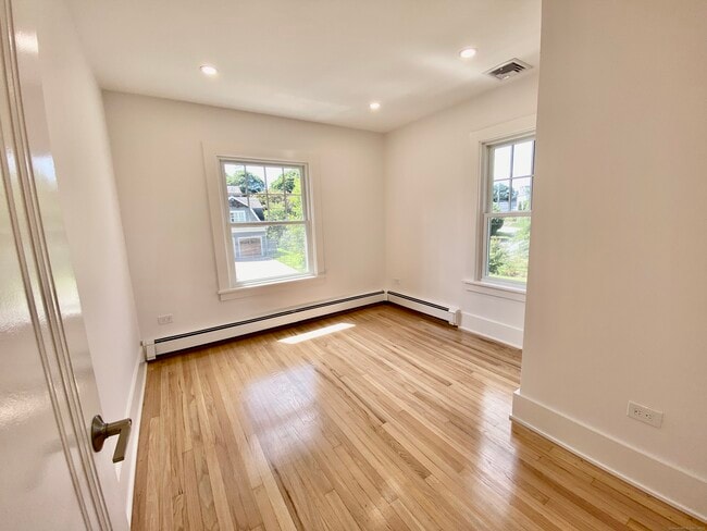 Building Photo - 40 E Maple St