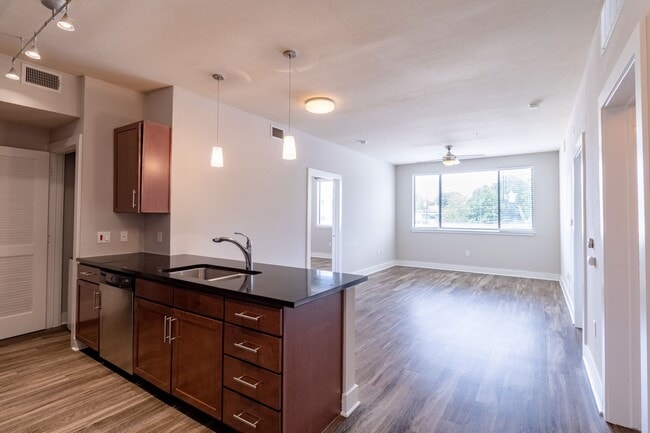 Building Photo - Modern 2 Bedroom, 2 Bathroom in West Campus