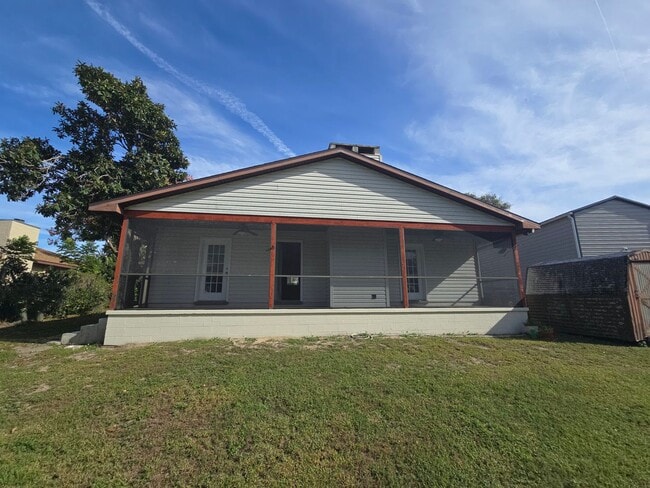 Building Photo - 3 bed 2 bath Lake House