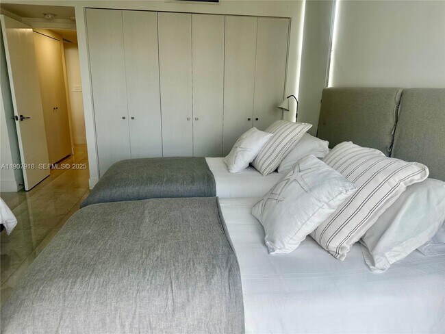 Building Photo - 100 Bayview Dr