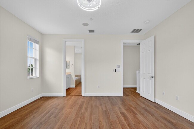 Building Photo - 2502 N Dixie Hwy