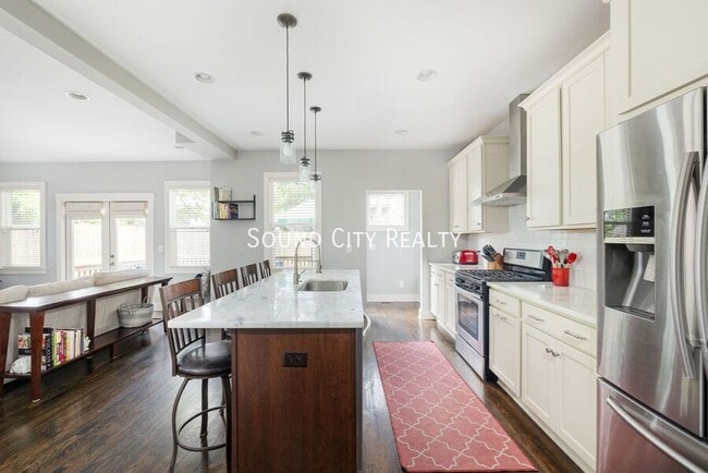 Building Photo - 606B Eastboro Dr