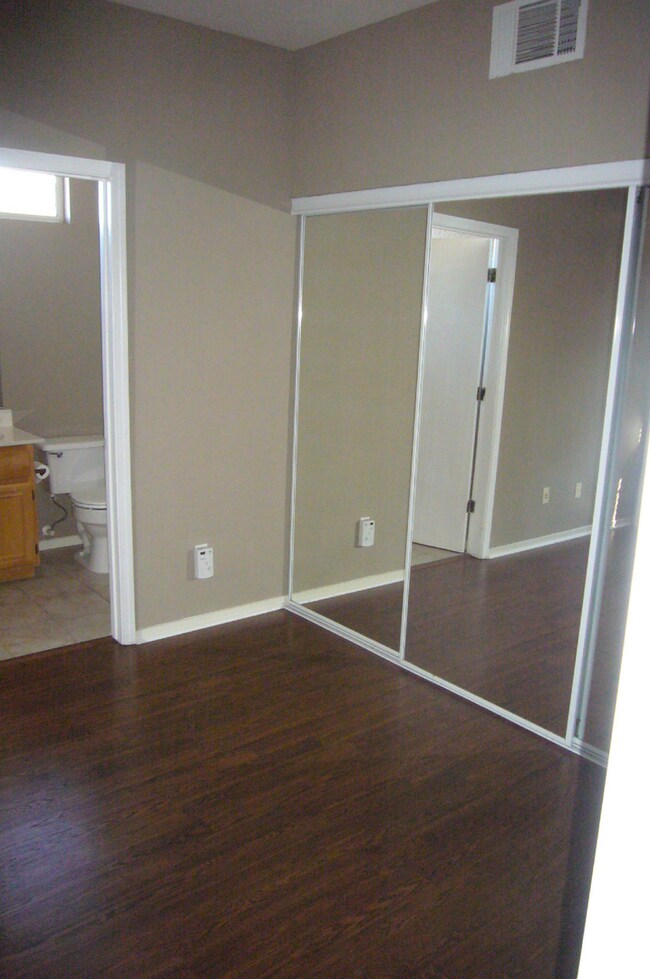 Building Photo - Spacious Townhome with High Ceilings in a Prime Commuter Location