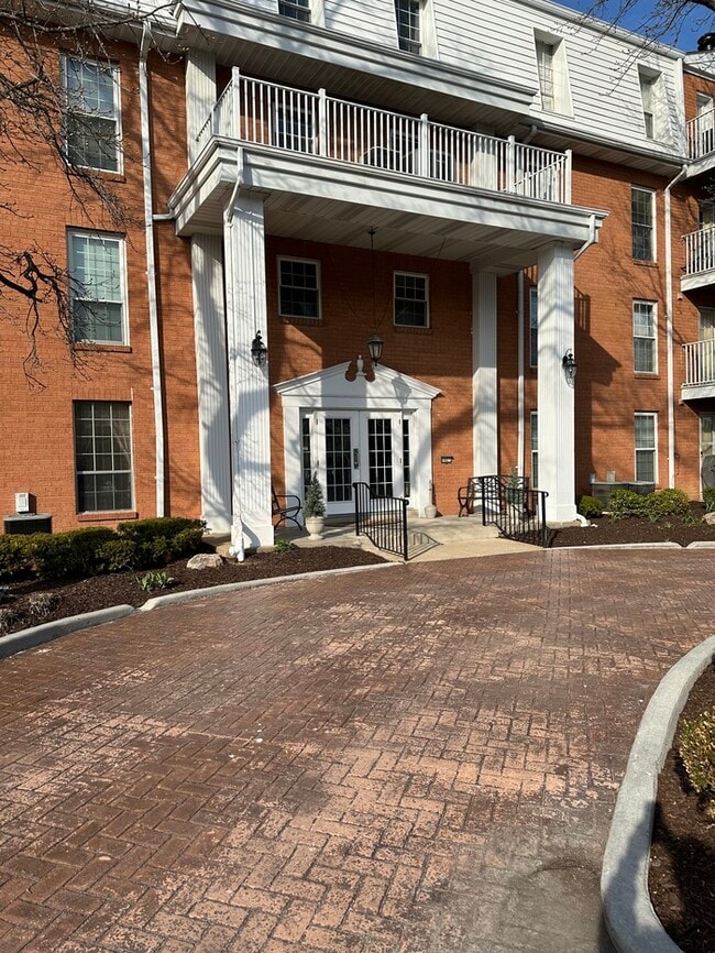 Building Photo - $1,950.00 2Bd/2Bt Condo in Chesterfield w/2 Garage Parking Spots