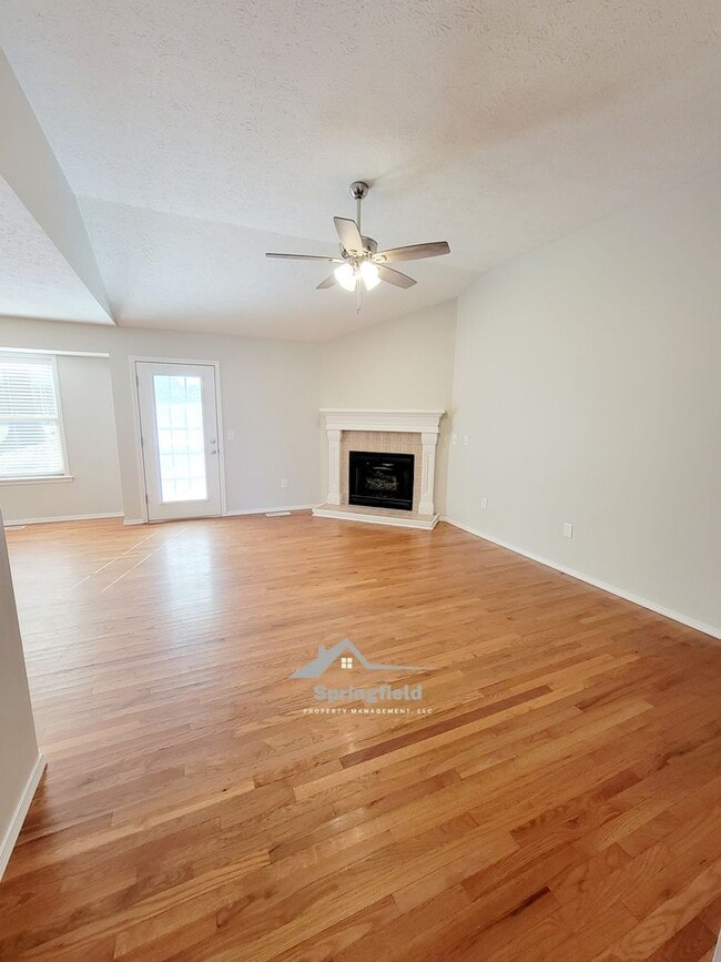 Building Photo - Location-Location; South West Springfield ...