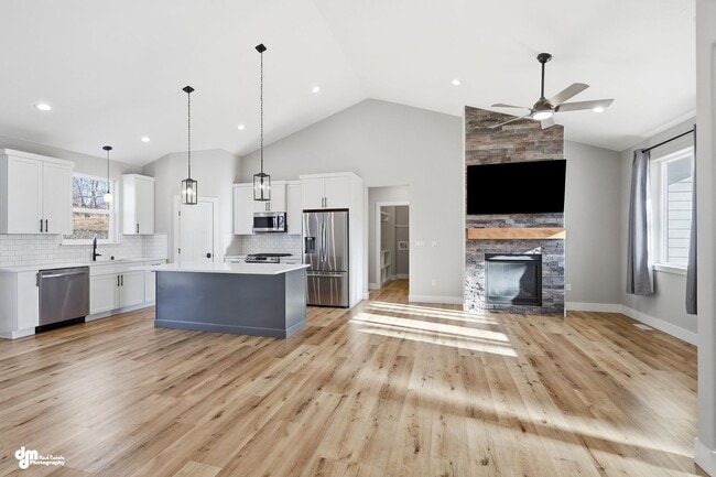 Building Photo - 4 Bedroom | 2.5 Bathroom | 2 Car Garage - Convenient Location!
