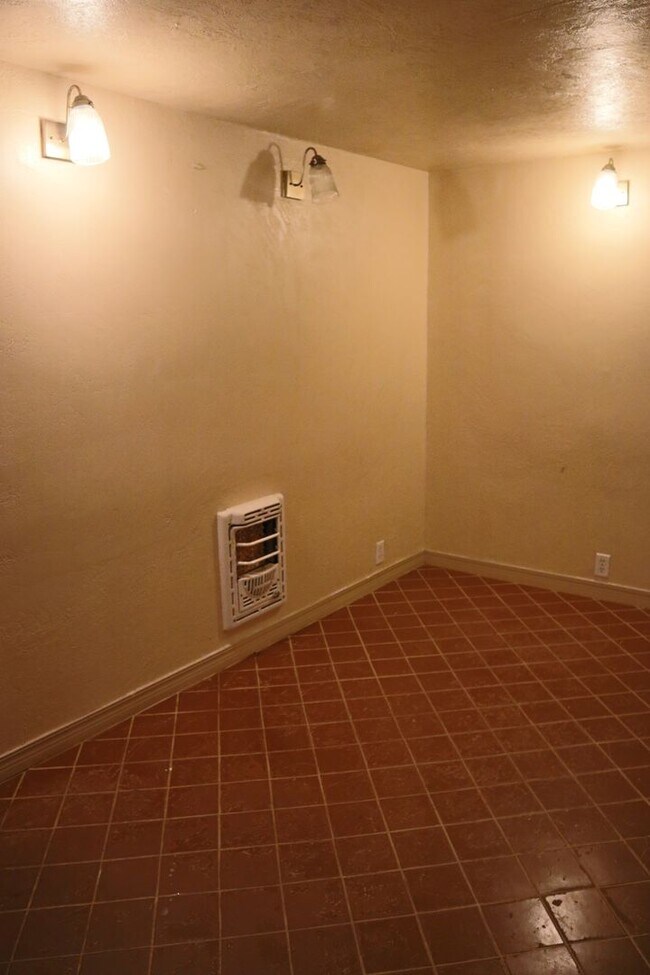 Building Photo - Cute and Clean 2 bedroom near SWOSU