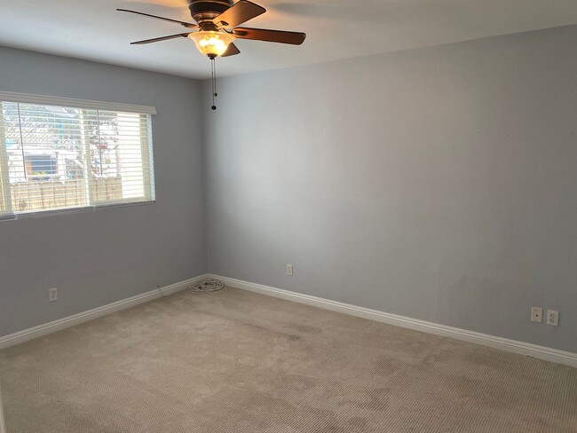 Building Photo - 2/2 Condo with Laundry and 2-Car Parking