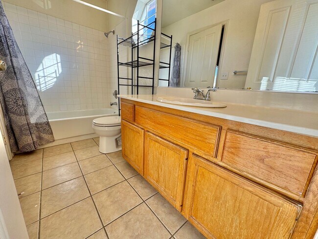 Building Photo - Charming home in a desirable Henderson neighborhood