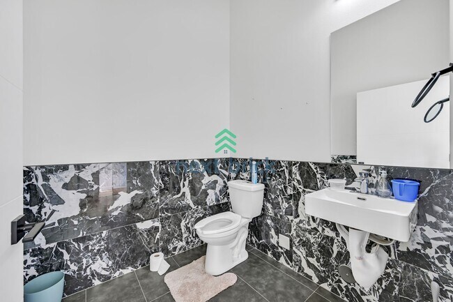 Building Photo - Modern Luxury 3 bedrooms and 2 bathrooms T...