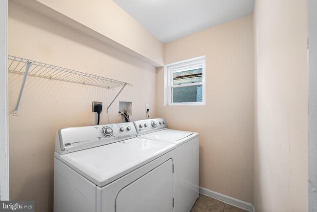 Building Photo - 2454 Amber St