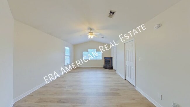 Building Photo - 3884 Mesa Rd