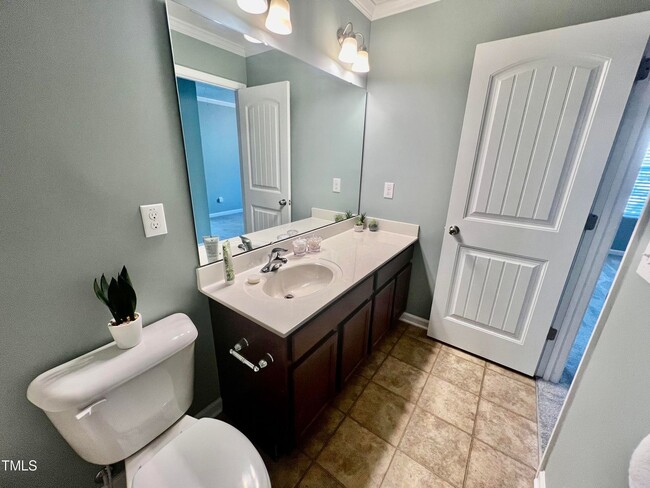 Building Photo - 4 Bedroom, 3 Full Bath End Unit Townhome i...