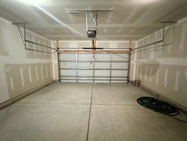 Building Photo - 4BR/2.5BA Two Car Garage in Element Park