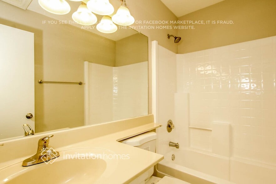 Building Photo - 8910 W Vale Dr